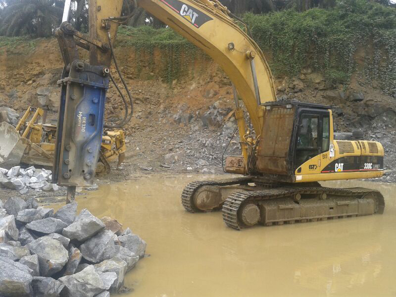 HydroRam HK330 Hydraulic Hammer on a Cat 330C Excavator